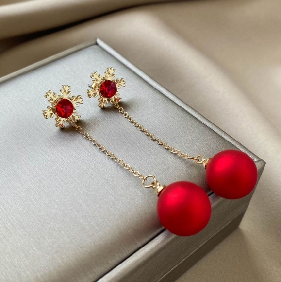 Gold plated red crystal pearl drop snowflake earrings with silver post - Picture 5 of 15